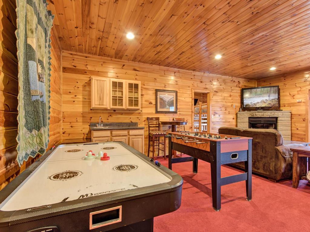 Apple Bear Lodge, 4 Bedrooms, Sleeps 18, Jacuzzis, Pool Table, Hot Tub Gatlinburg Exterior photo