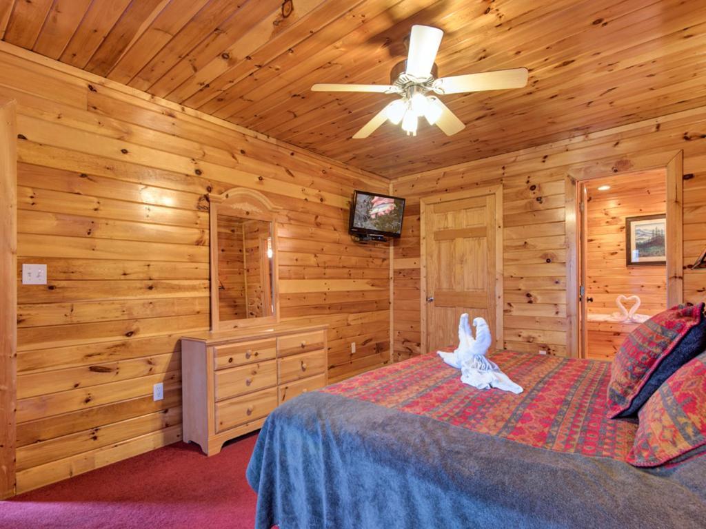 Apple Bear Lodge, 4 Bedrooms, Sleeps 18, Jacuzzis, Pool Table, Hot Tub Gatlinburg Exterior photo