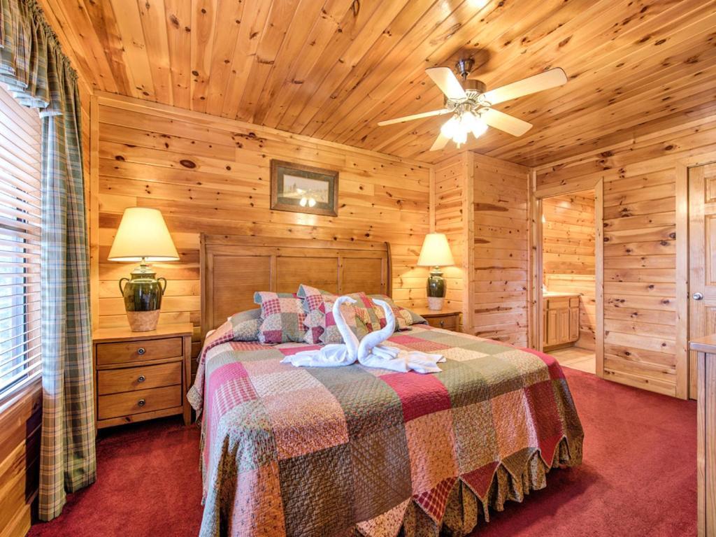 Apple Bear Lodge, 4 Bedrooms, Sleeps 18, Jacuzzis, Pool Table, Hot Tub Gatlinburg Exterior photo