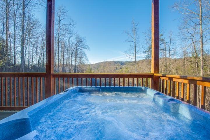 Apple Bear Lodge, 4 Bedrooms, Sleeps 18, Jacuzzis, Pool Table, Hot Tub Gatlinburg Exterior photo