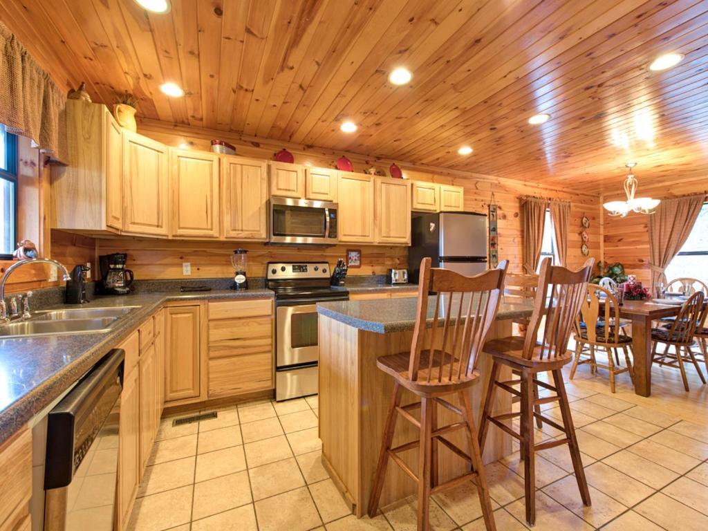 Apple Bear Lodge, 4 Bedrooms, Sleeps 18, Jacuzzis, Pool Table, Hot Tub Gatlinburg Exterior photo