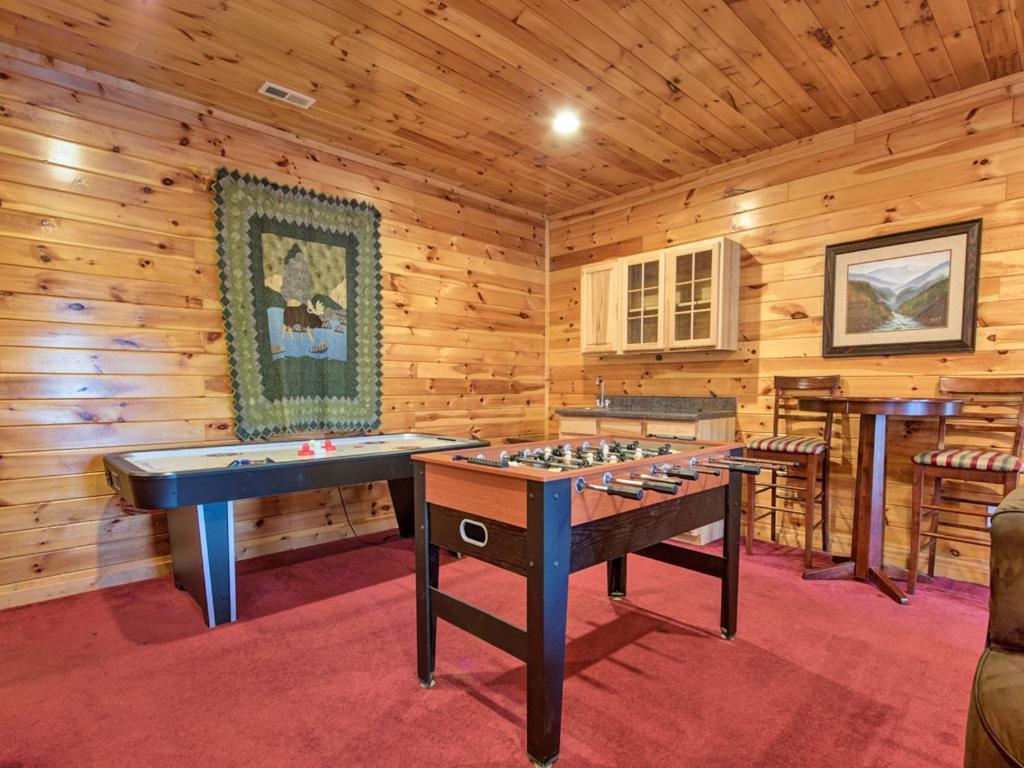 Apple Bear Lodge, 4 Bedrooms, Sleeps 18, Jacuzzis, Pool Table, Hot Tub Gatlinburg Exterior photo