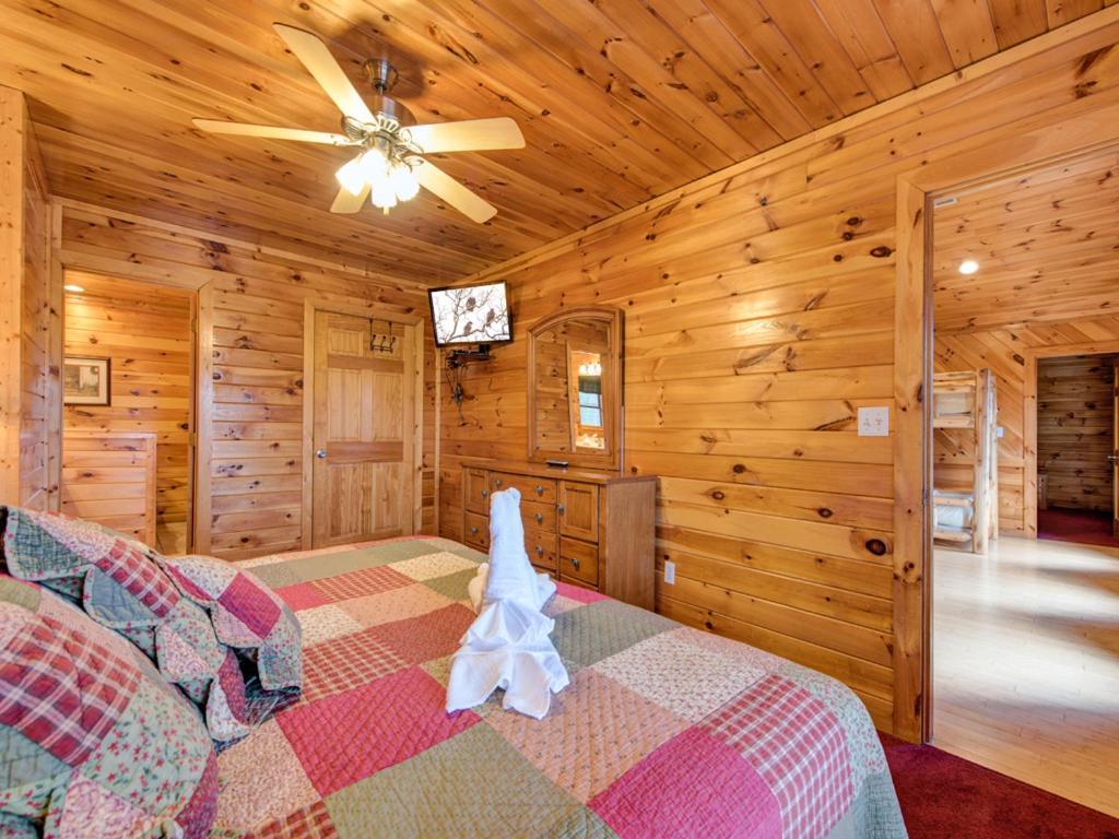 Apple Bear Lodge, 4 Bedrooms, Sleeps 18, Jacuzzis, Pool Table, Hot Tub Gatlinburg Exterior photo