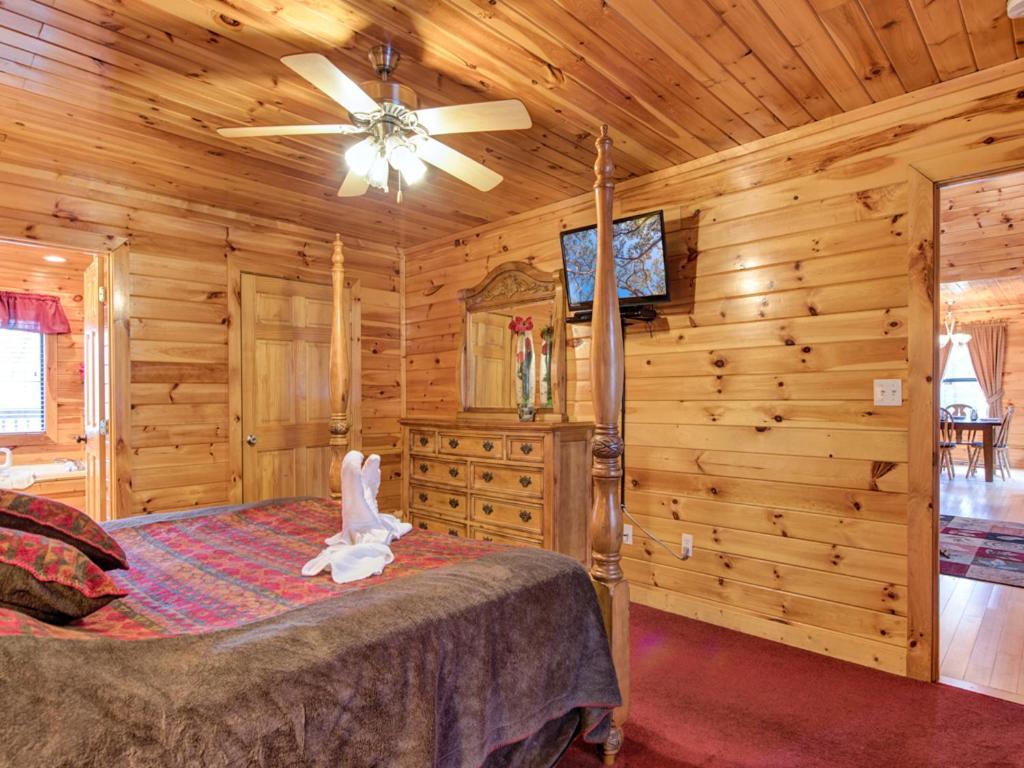 Apple Bear Lodge, 4 Bedrooms, Sleeps 18, Jacuzzis, Pool Table, Hot Tub Gatlinburg Exterior photo