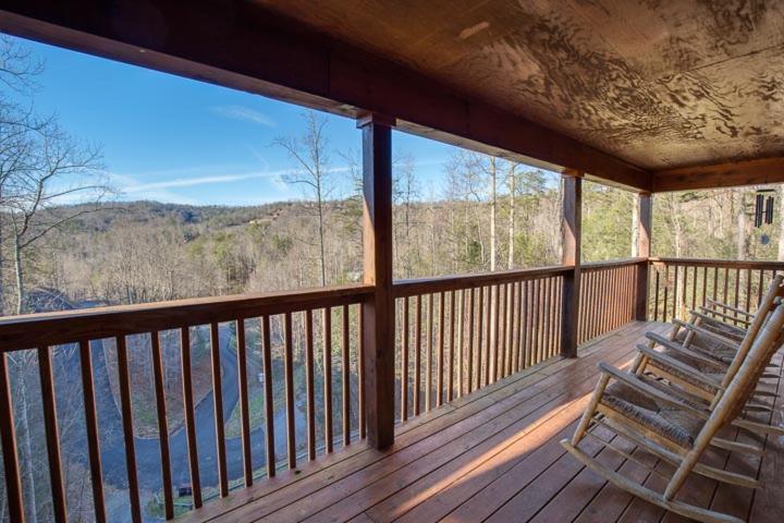 Apple Bear Lodge, 4 Bedrooms, Sleeps 18, Jacuzzis, Pool Table, Hot Tub Gatlinburg Exterior photo