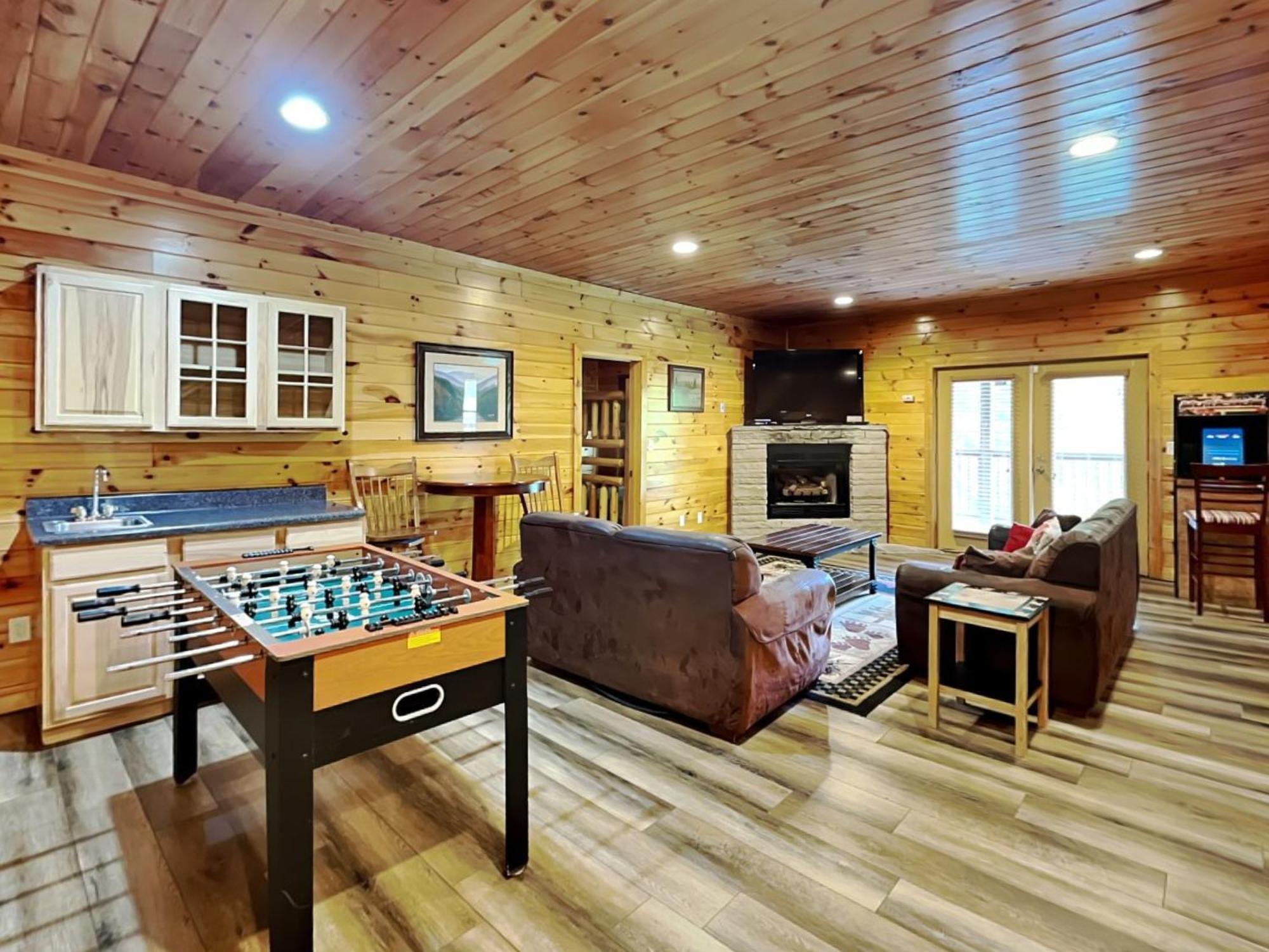 Apple Bear Lodge, 4 Bedrooms, Sleeps 18, Jacuzzis, Pool Table, Hot Tub Gatlinburg Exterior photo