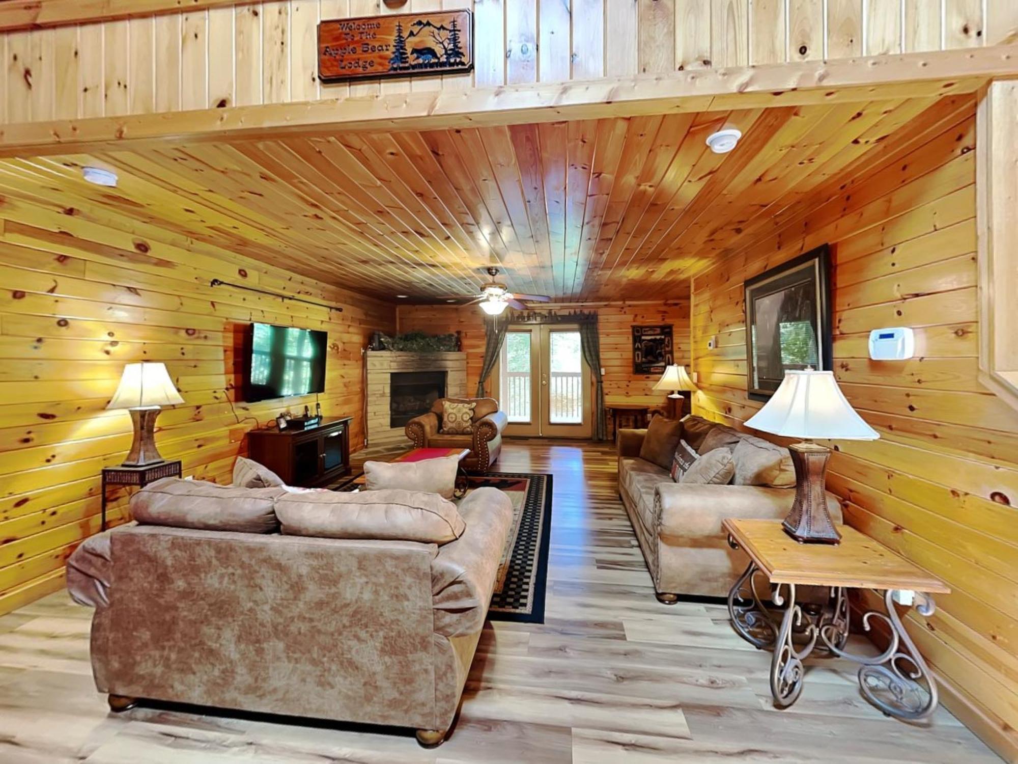 Apple Bear Lodge, 4 Bedrooms, Sleeps 18, Jacuzzis, Pool Table, Hot Tub Gatlinburg Exterior photo